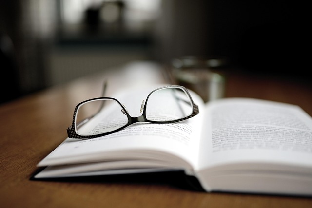 book-4600757_640 book with glasses